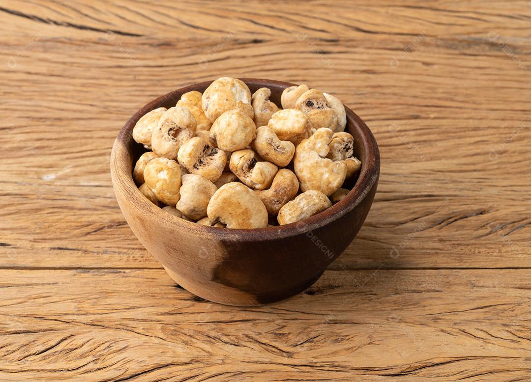 Canjica ou pipoca de milho branco, pipoca doce em uma tigela, ou pipoca de milho branco, pipoca doce