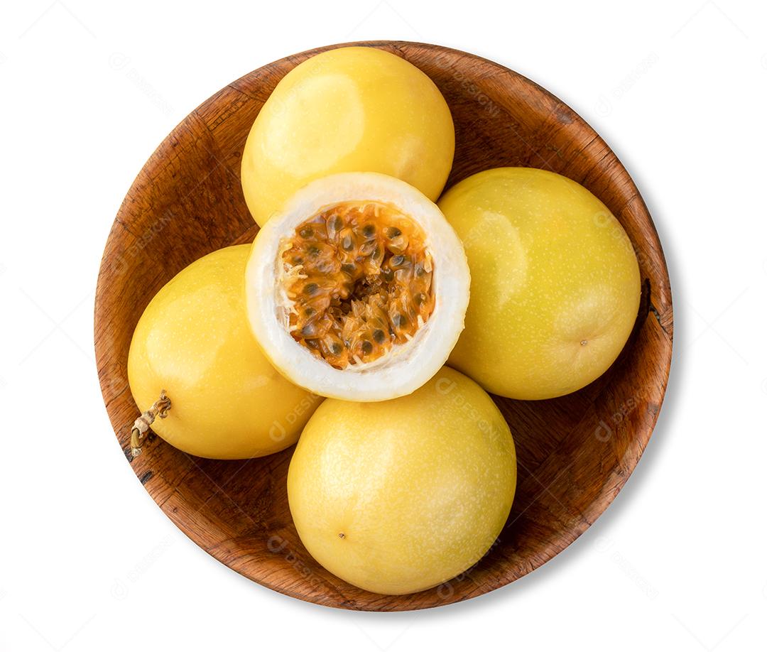 Maracujás em uma tigela com frutas cortadas isoladas sobre as costas brancas