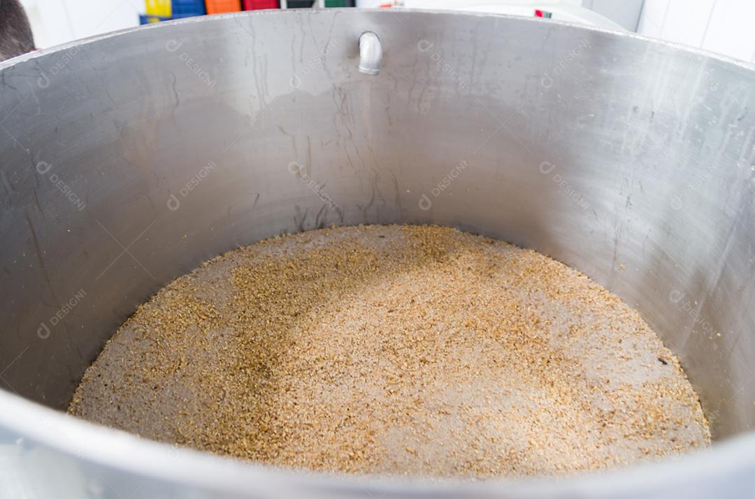 Fabricação de cerveja artesanal, equipamento de fabricação caseira de aço inoxidável, recirculação do mosto.