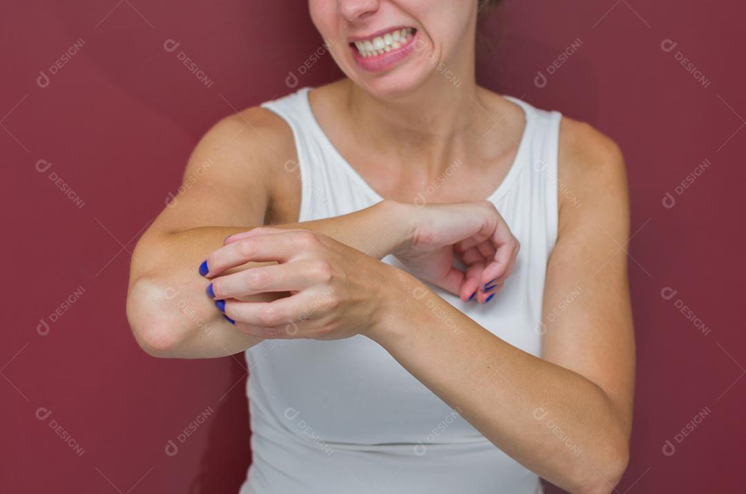 Grande conceito de alergia e doenças de pele, jovem se coçando.