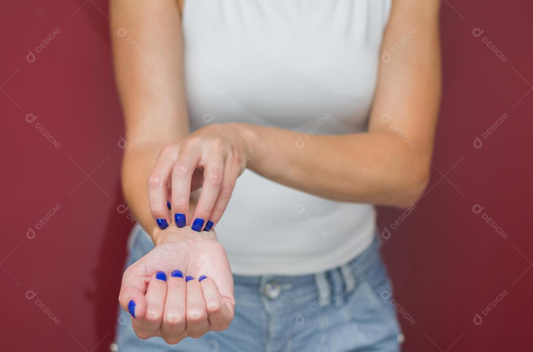 Grande conceito de alergia e doenças de pele, jovem se coçando.