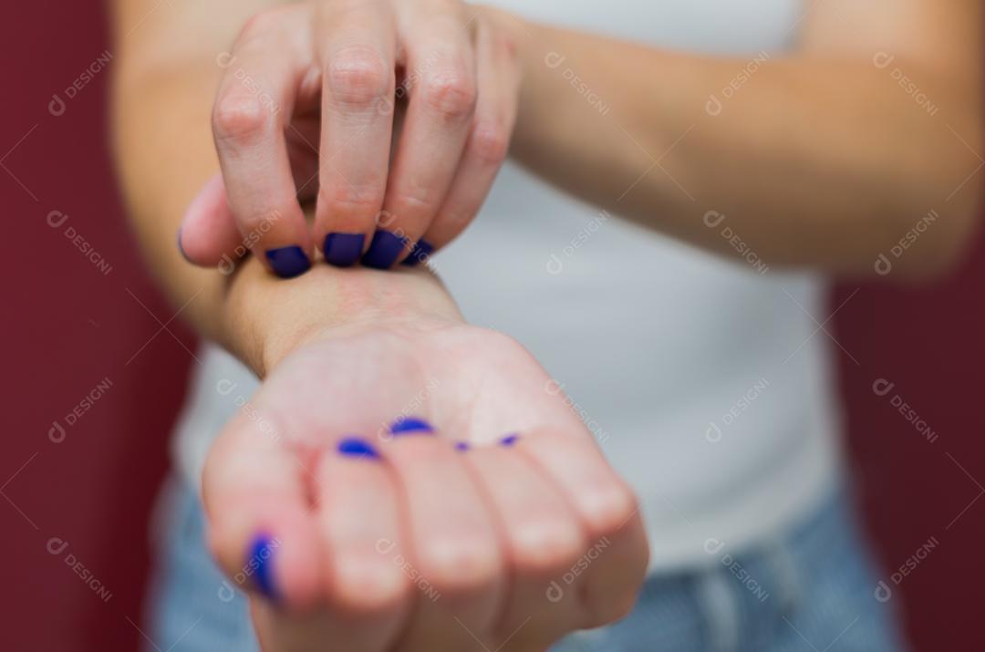 Grande conceito de alergia e doenças de pele, jovem se coçando.