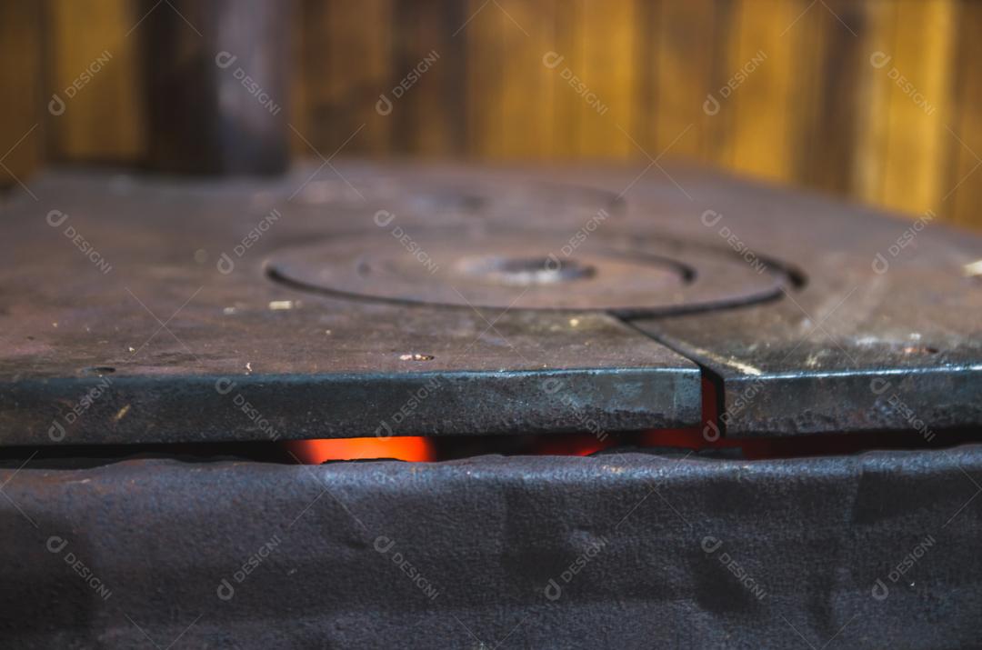 Lindo fogão a lenha em uma cabana rústica