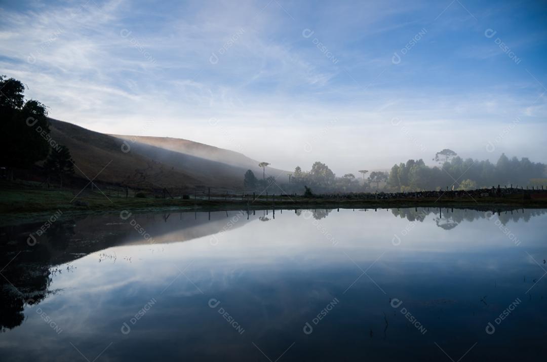 Bela paisagem do lago em um dia nublado.