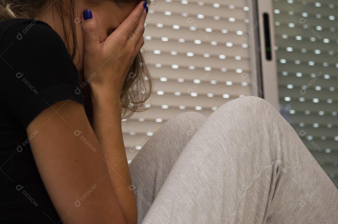 Grande conceito de depressão, mulher triste na cama.