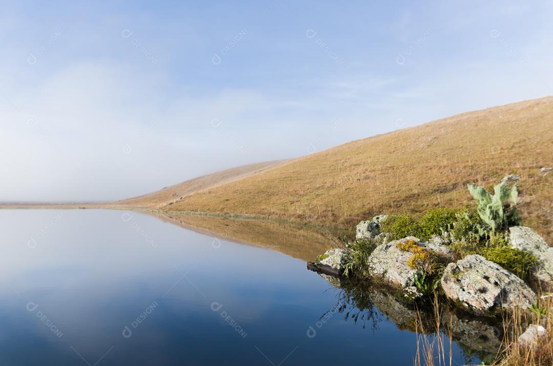 Bela paisagem do lago em um dia nublado.