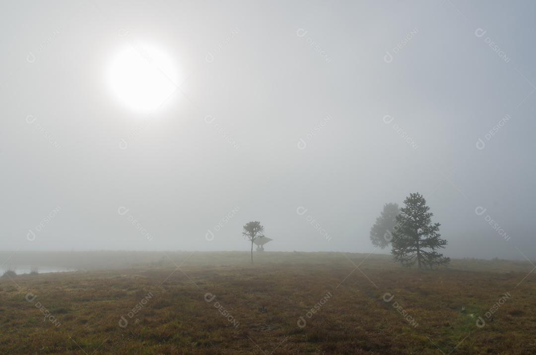 Bela paisagem de fazenda rural em dia nublado