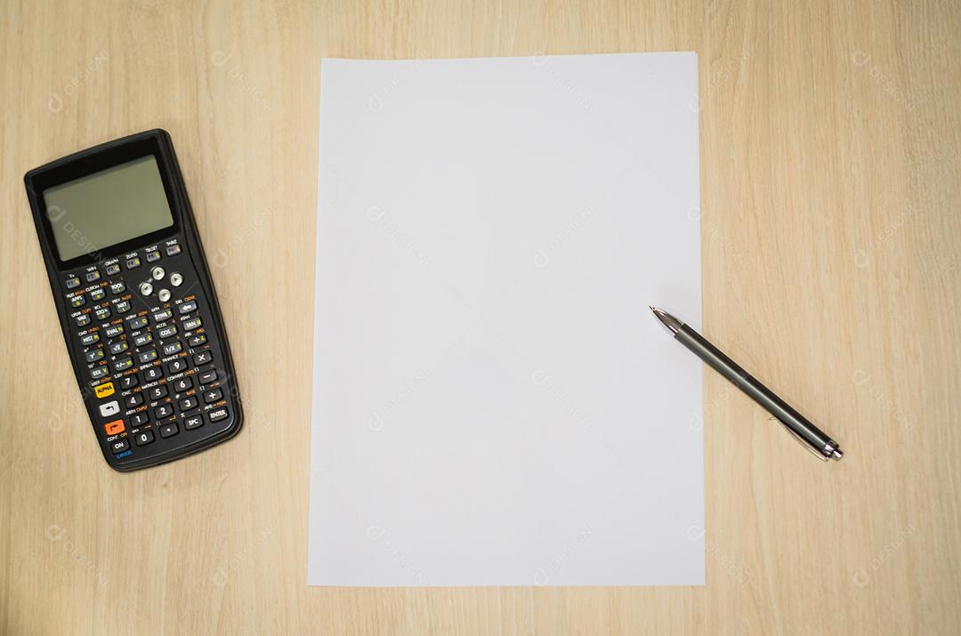 Grande plano de fundo com tema de engenharia, knolling de objetos de engenharia com de mão folha branca.