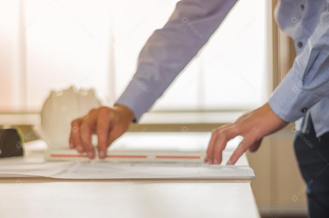 Grande conceito de projeto de engenharia, engenheiro trabalhando em projeto arquitetônico.