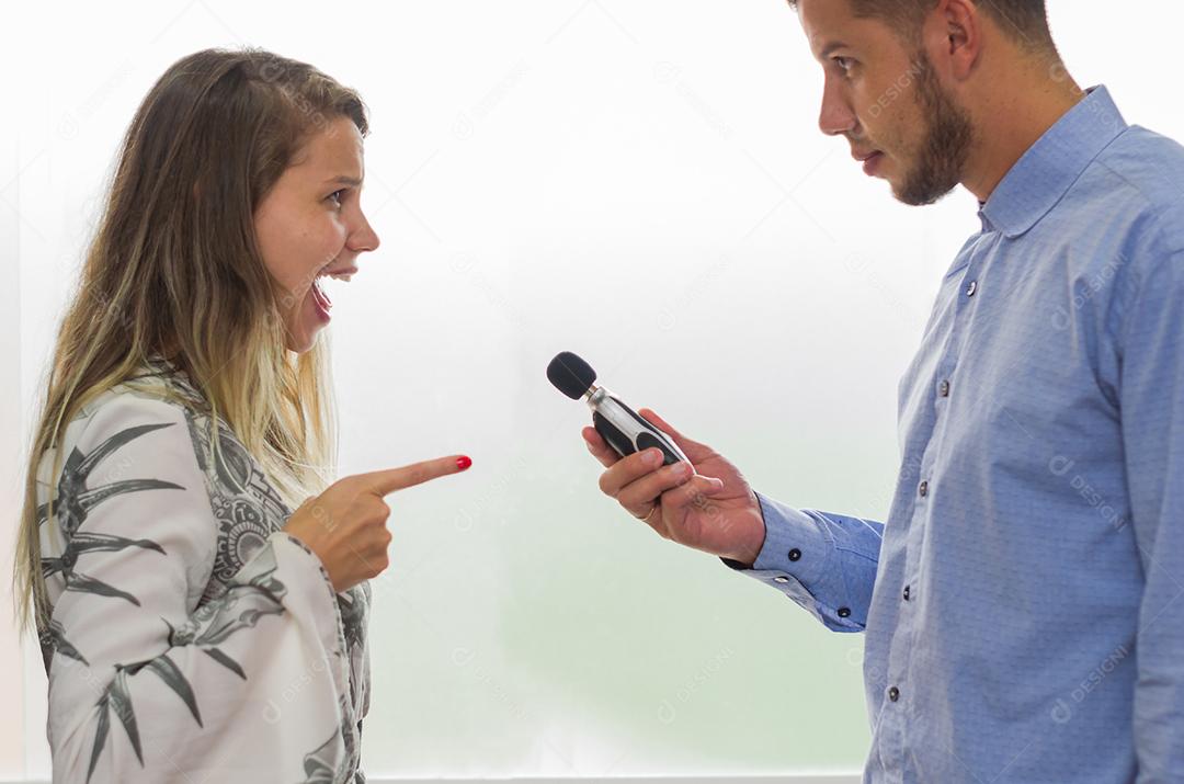 Ótimo conceito de gritar, mulher gritando e homem medindo o volume do som.