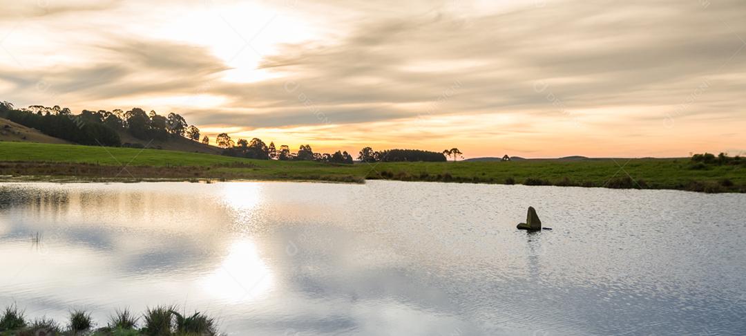 Bela paisagem do lago em um dia nublado.