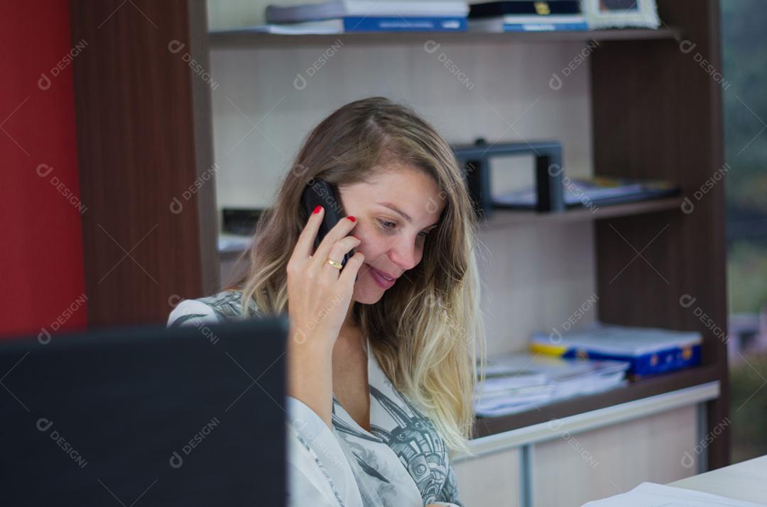 Grande conceito de secretária de trabalho, jovem falando no celular no escritório.