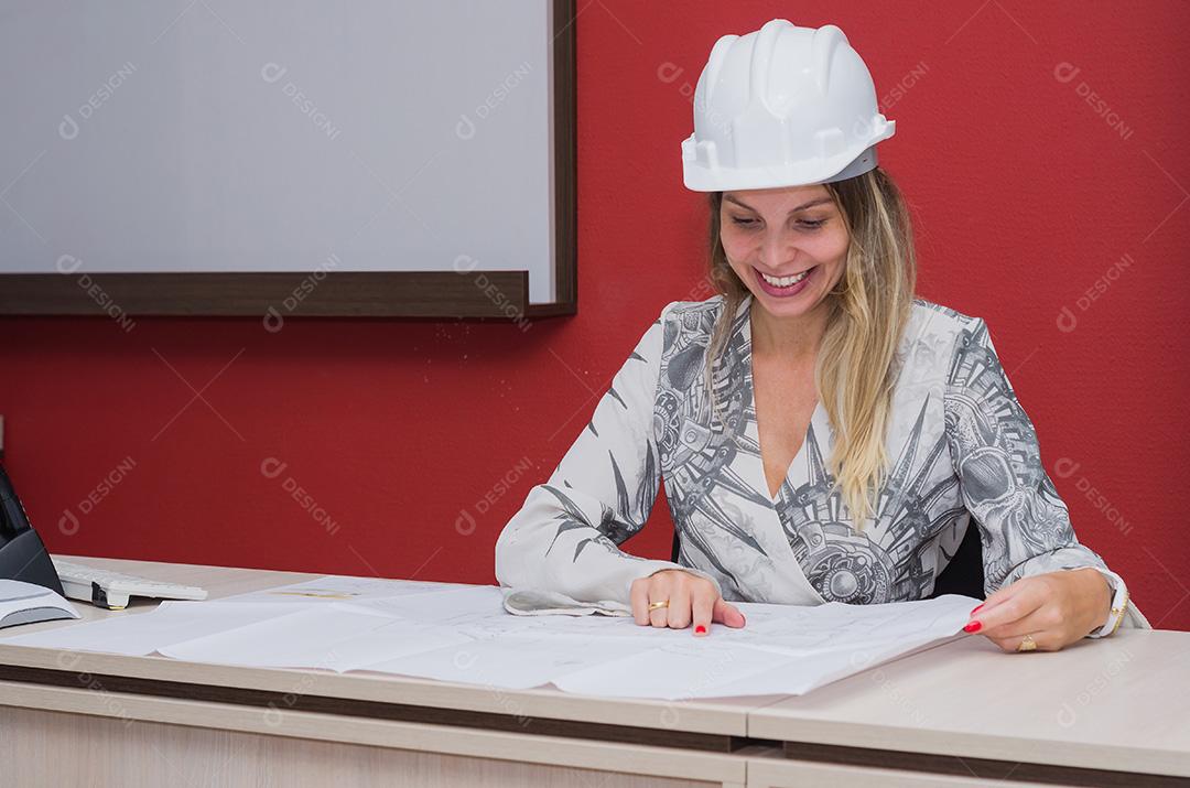 Mulher trabalhando, projetando na mesa, arquiteto, engenheiro.