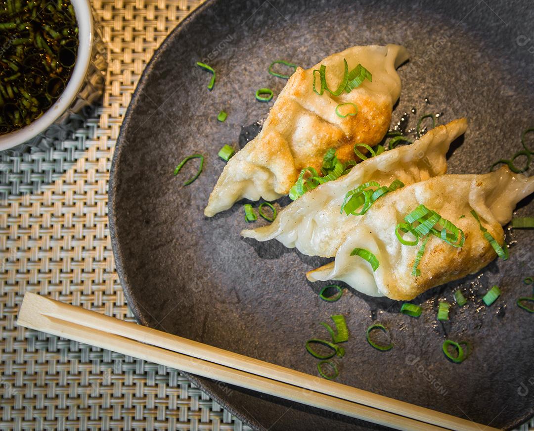 Giros lindos ou bolinhos com molho de soja, foco seletivo, espaço de cópia.