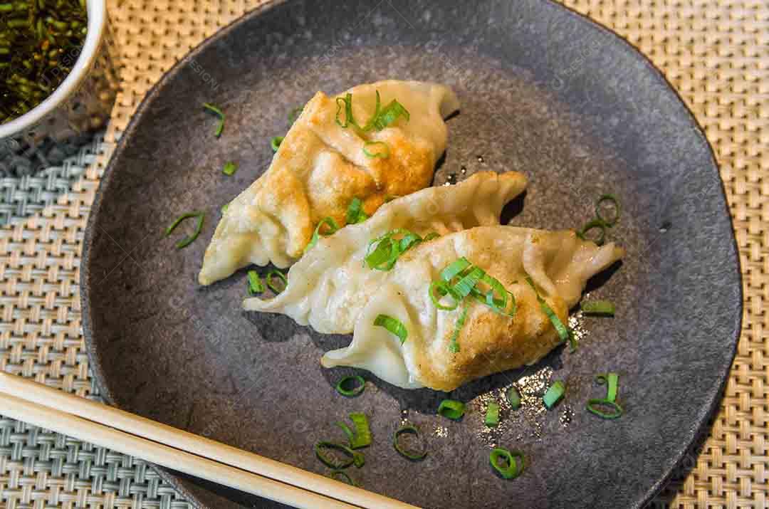 Giros lindos ou bolinhos com molho de soja, foco seletivo, espaço de cópia.