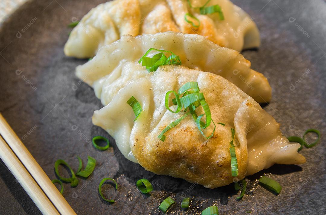 Lanche Gyoza ou bolinhos com molho de soja, foco seletivo, cópia s