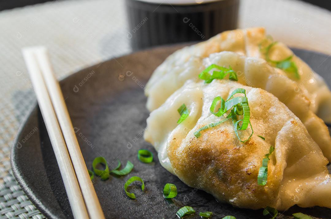 Lanche Gyoza ou bolinhos com molho de soja, foco seletivo, cópia s
