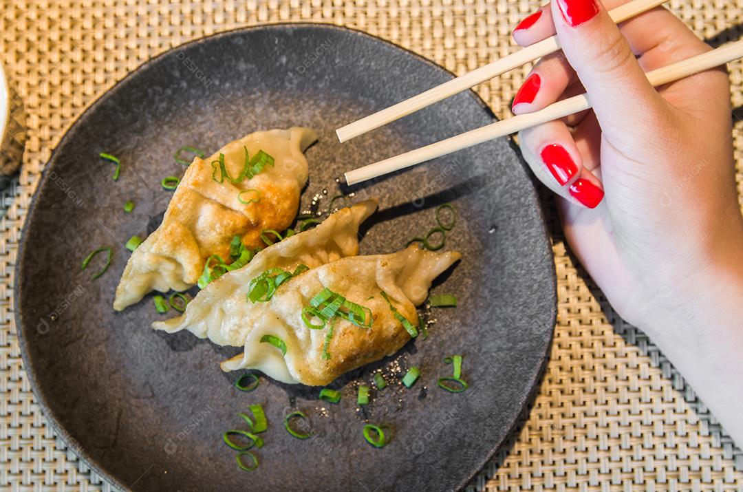 Lanche Gyoza ou bolinhos com molho de soja, foco seletivo, cópia s