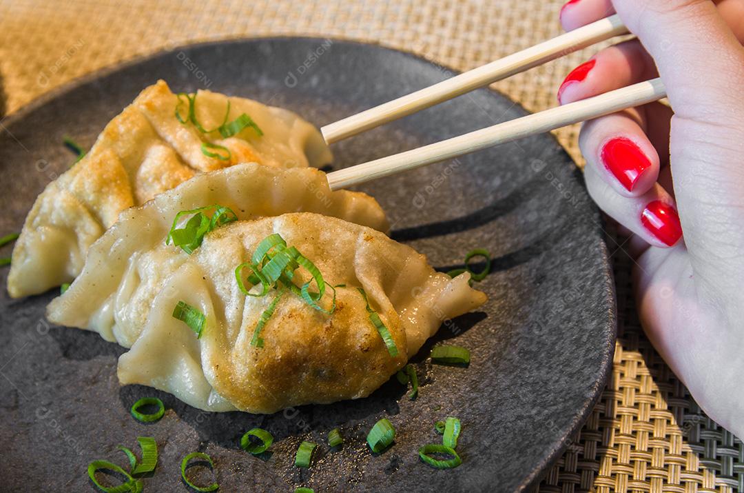 Lanche Gyoza ou bolinhos com molho de soja, foco seletivo, cópia s