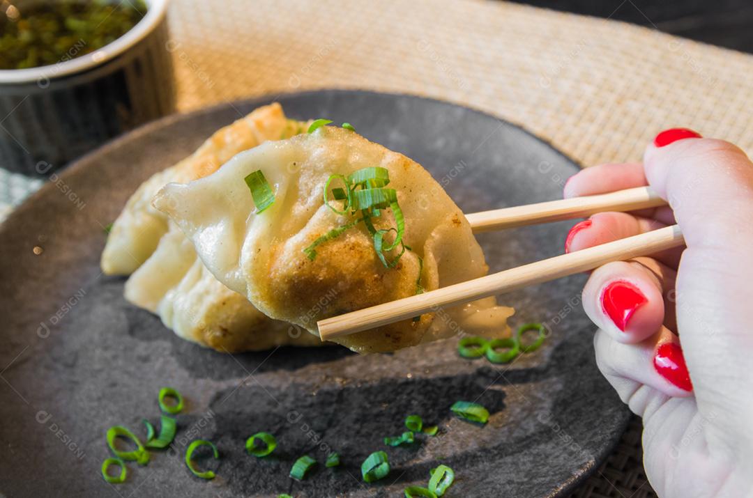 Lindo lanche de gyoza ou bolinhos com molho de soja