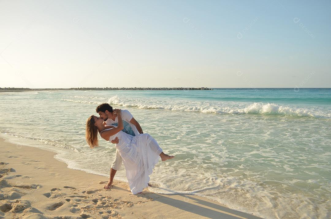 Casal de amantes se beijando na costa da praia do Caribe