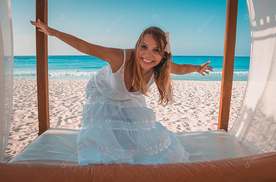 Mulher feliz de braços abertos na fronteira da praia do Caribe.