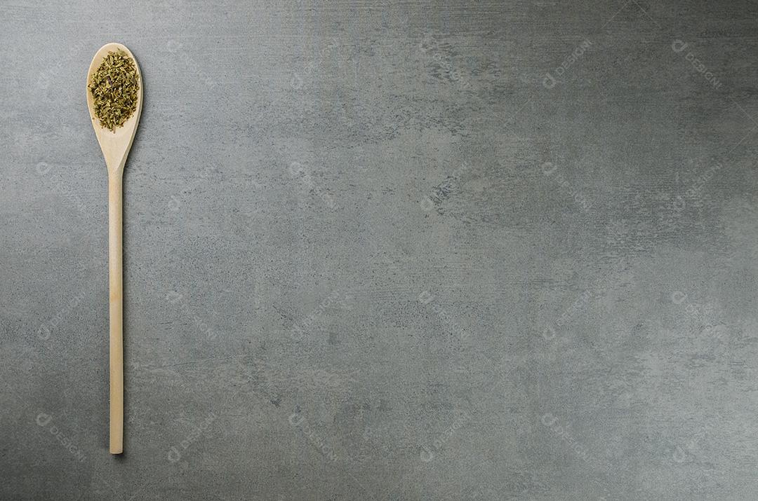 Especiaria de orégano na colher de pau