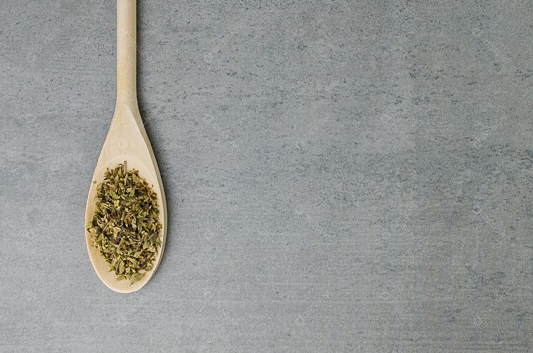 Especiaria de orégano na colher de pau