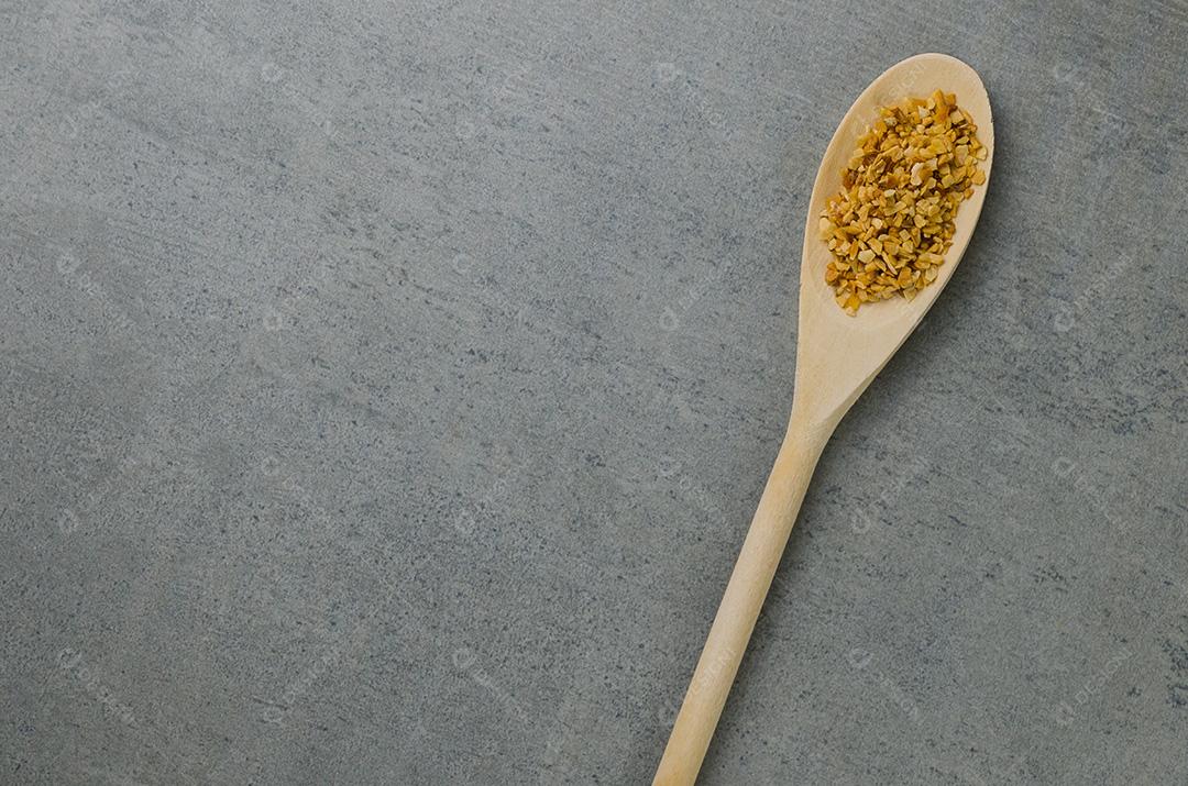 Especiaria de alho em colher de pau