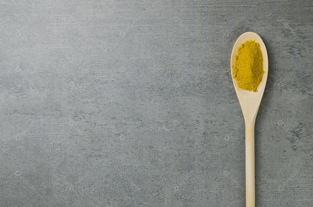 Especiaria de açafrão na colher de pau