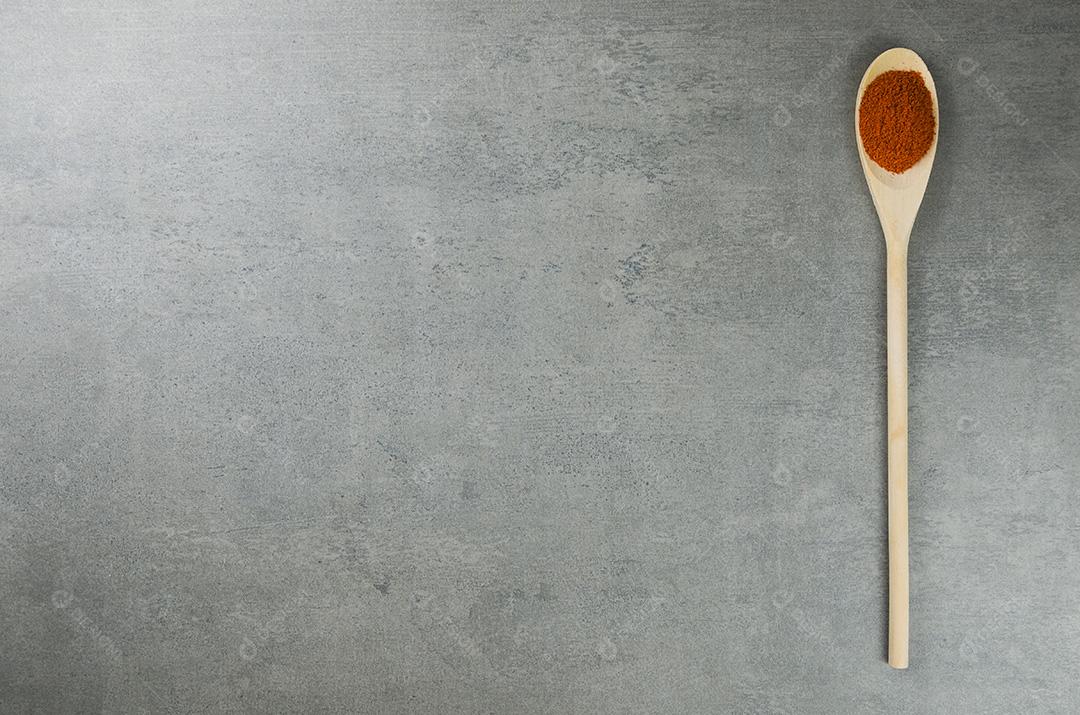 Especiaria de páprica em colher de pau