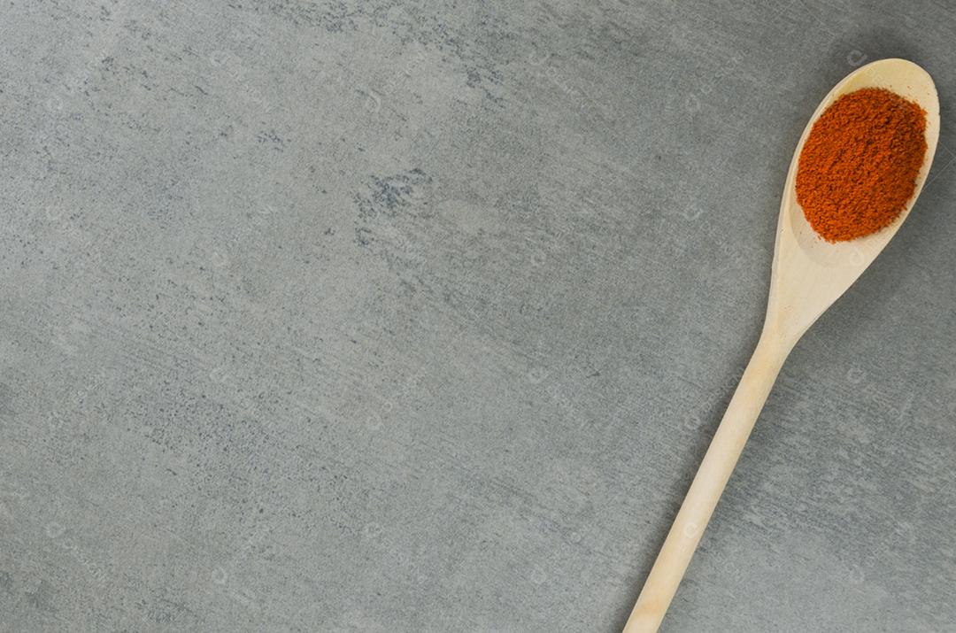 Especiaria de páprica em colher de pau