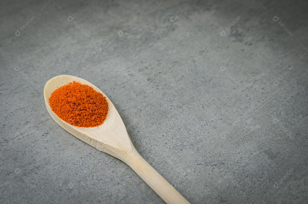 Especiaria de páprica em colher de pau