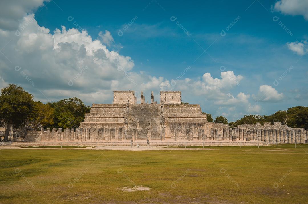 Ótima foto da pirâmide de Chichen Itza, civilização maia, um dos sítios arqueológicos mais visitados do México
