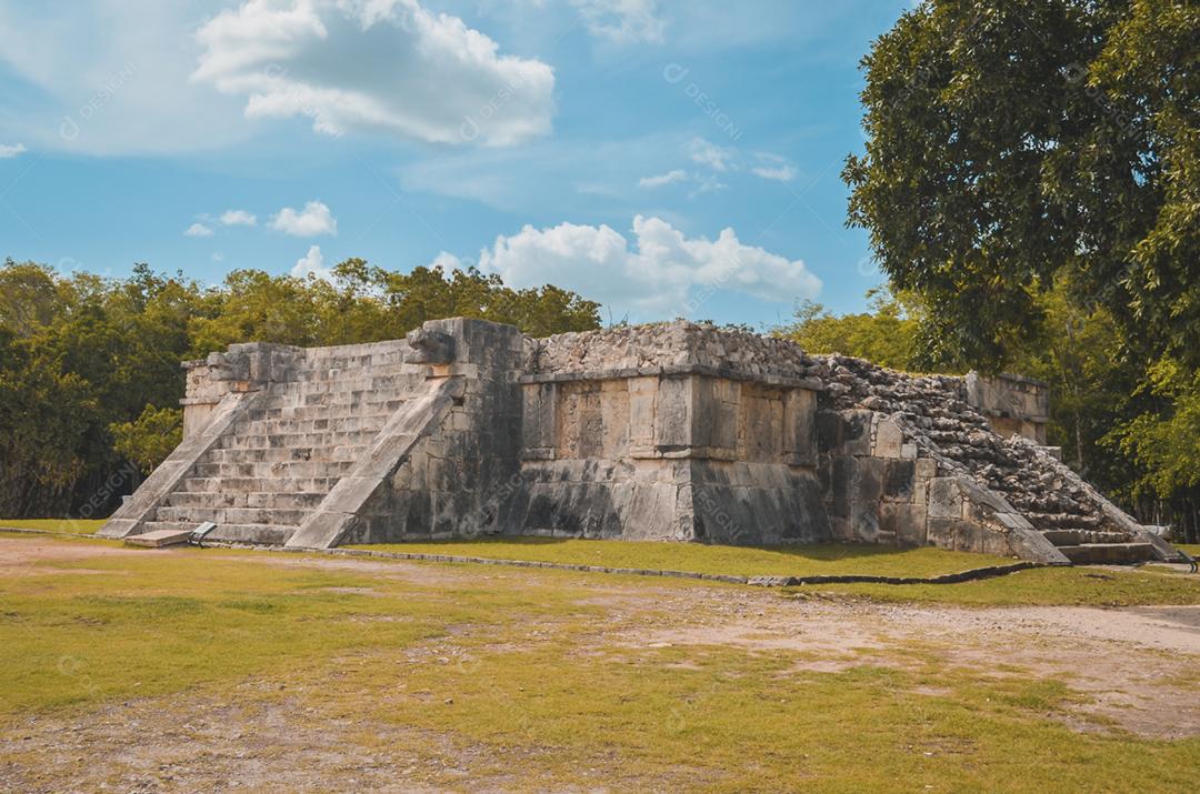 Ótima foto da pirâmide de Chichen Itza, civilização maia, um dos sítios arqueológicos mais visitados do México