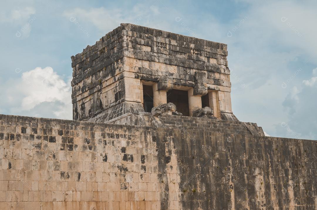 Ótima foto da pirâmide de Chichen Itza, civilização maia, um dos sítios arqueológicos mais visitados do México