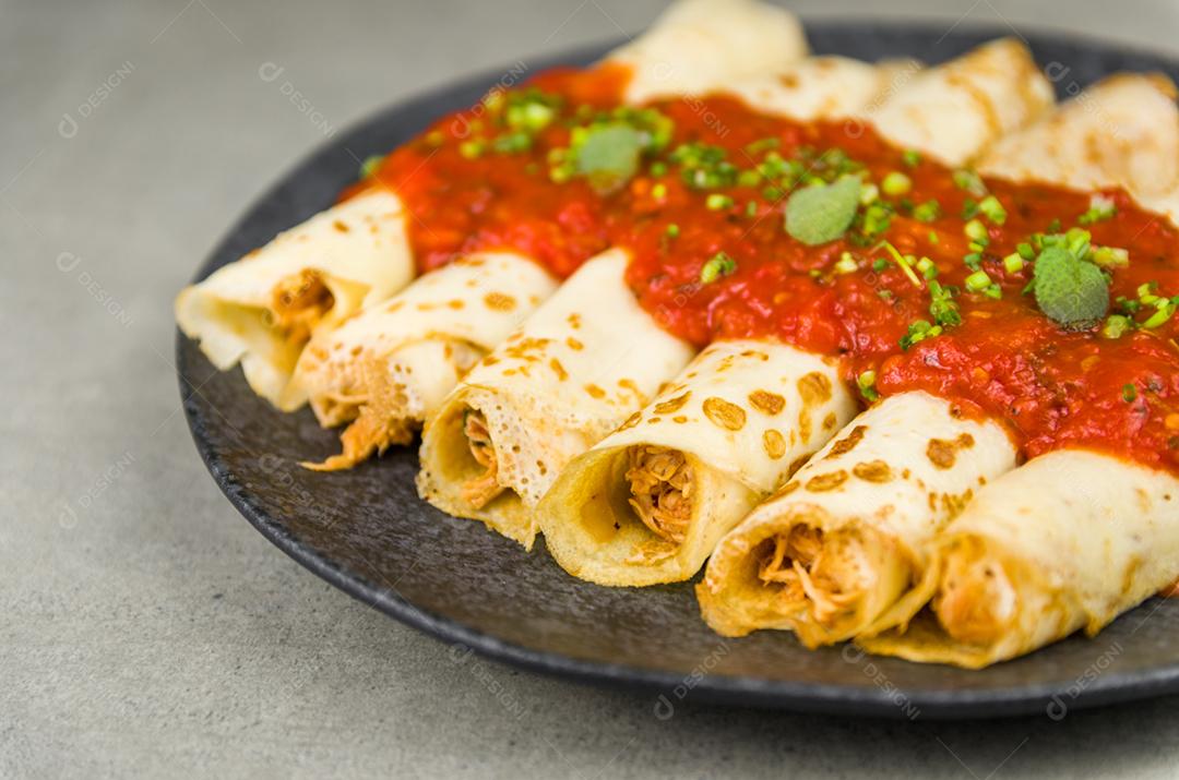 Panquecas brasileiras com frango, molho de tomate à bolonhesa, panquecas enroladas.