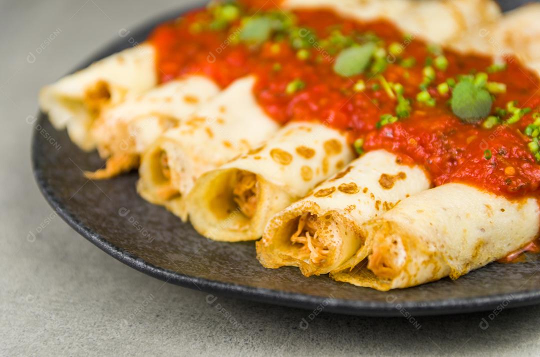 Panquecas brasileiras com frango, molho de tomate à bolonhesa, panquecas enroladas.