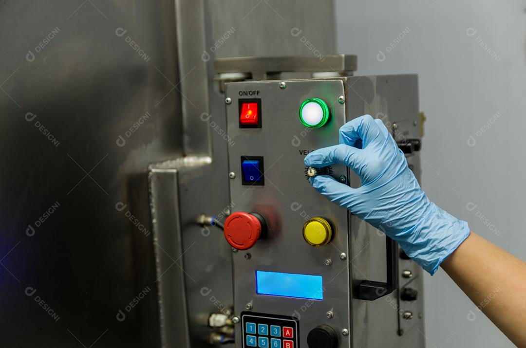 Mulher que trabalha na indústria, ajustando o termostato do tanque