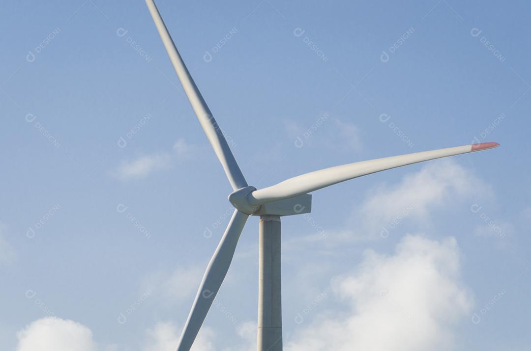 Moinhos de vento durante o dia de verão brilhante com céu azul, conceito de energia limpa e renovável.