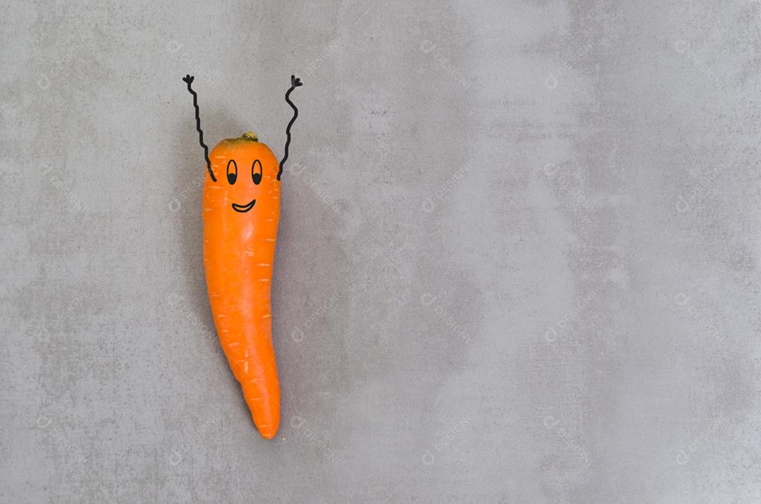 Grande conceito de alimentação saudável, cenoura em fundo cinza, concreto polido.