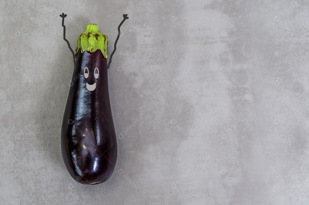 Grande conceito de alimentação saudável, berinjela em fundo cinza, concreto polido.