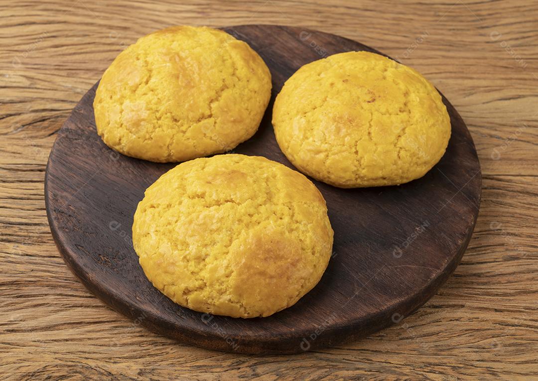 Broa, pão típico de farinha de milho brasileira sobre tábua de madeira