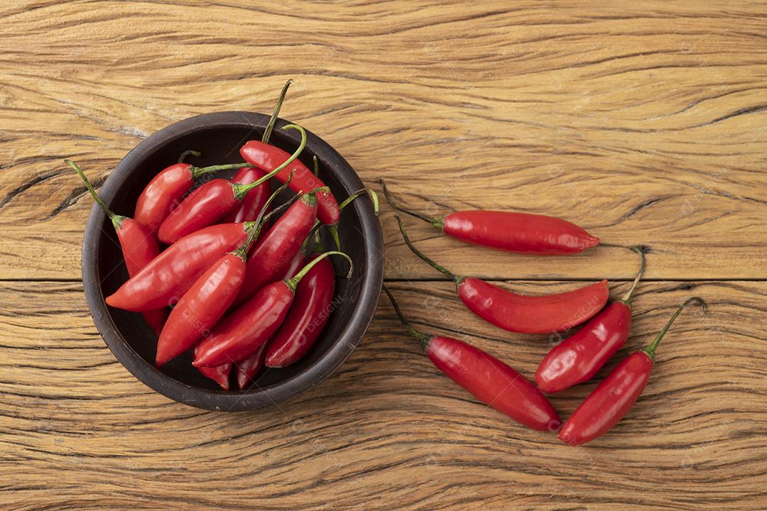 Pimentão vermelho em uma tigela sobre mesa de madeira