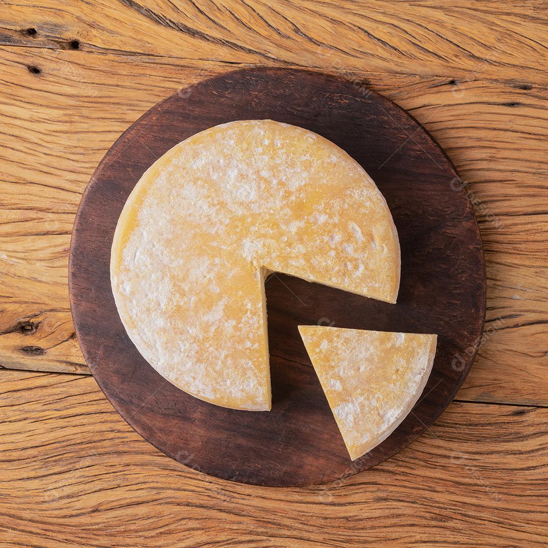 Queijo canastra artesanal de Minas Gerais, Brasil sobre madeira