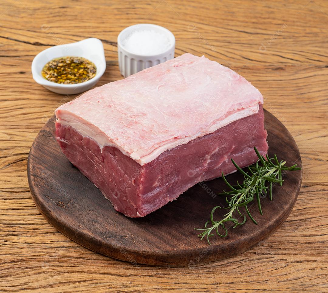 Carne de ancho cru, corte típico argentino, sobre tábua de madeira