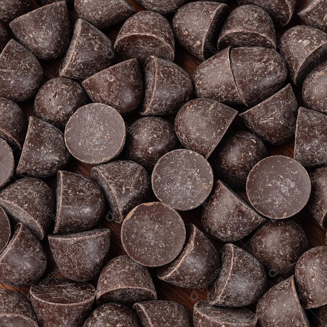vista superior de chips de chocolate escuro. Pano de fundo alimentar