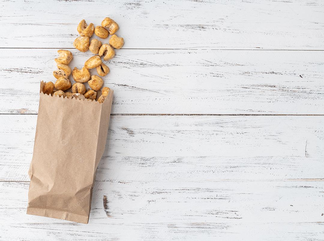 Canjica ou pipoca de milho branco, pipoca doce em um saco