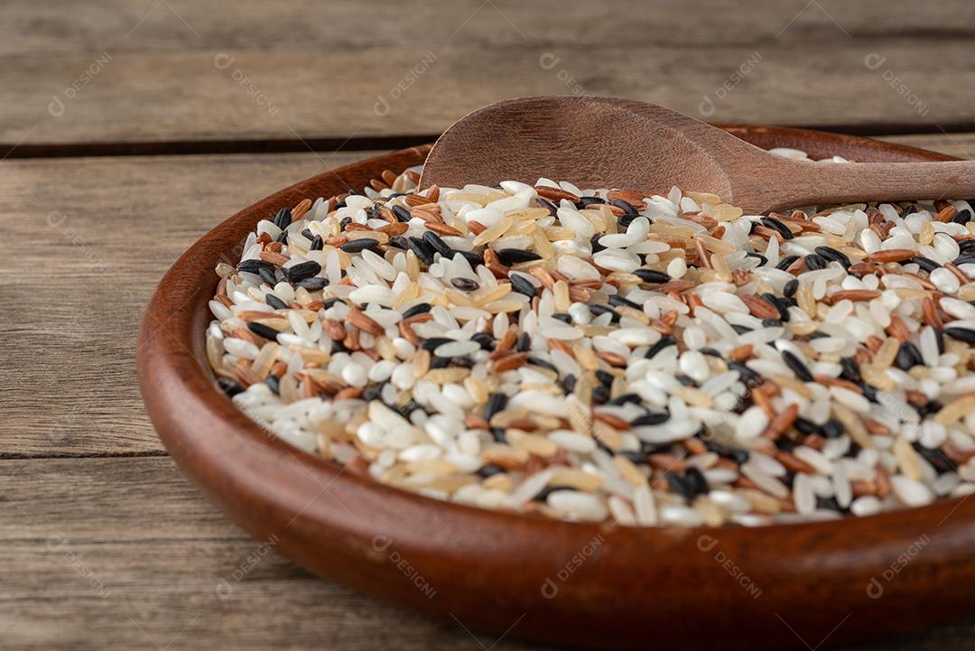 Foco estreito, arroz variado em um prato sobre madeira