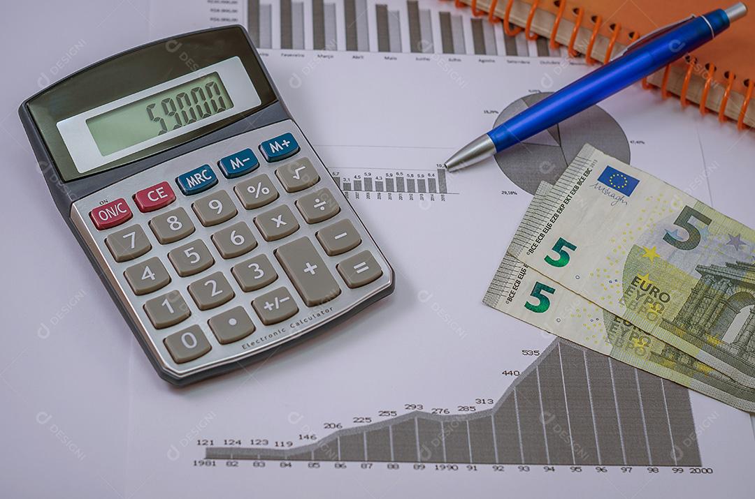 Caneta, gráficos, calculadora, caneta e dinheiro do euro, conceito de finanças, ho